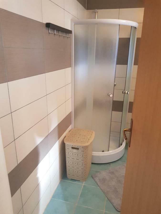 Apartmani Andrej Udbina Eksteriør bilde