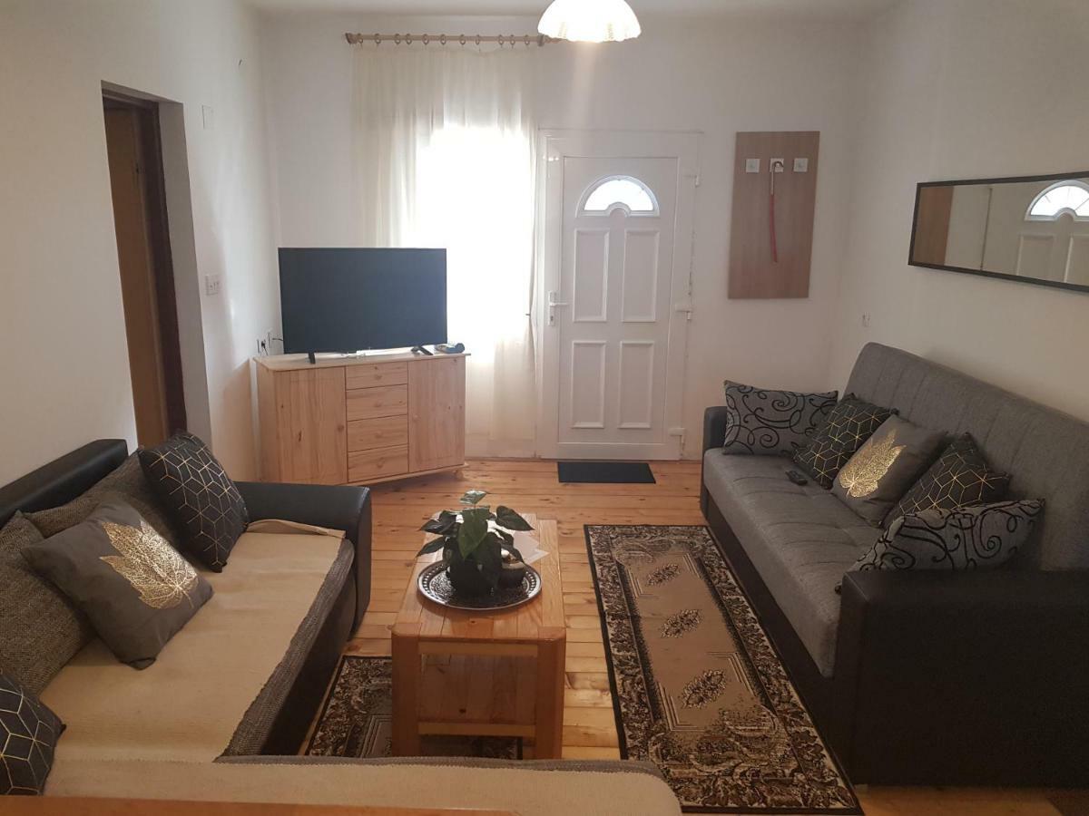 Apartmani Andrej Udbina Eksteriør bilde