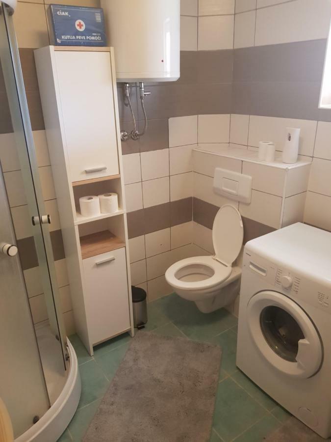 Apartmani Andrej Udbina Eksteriør bilde