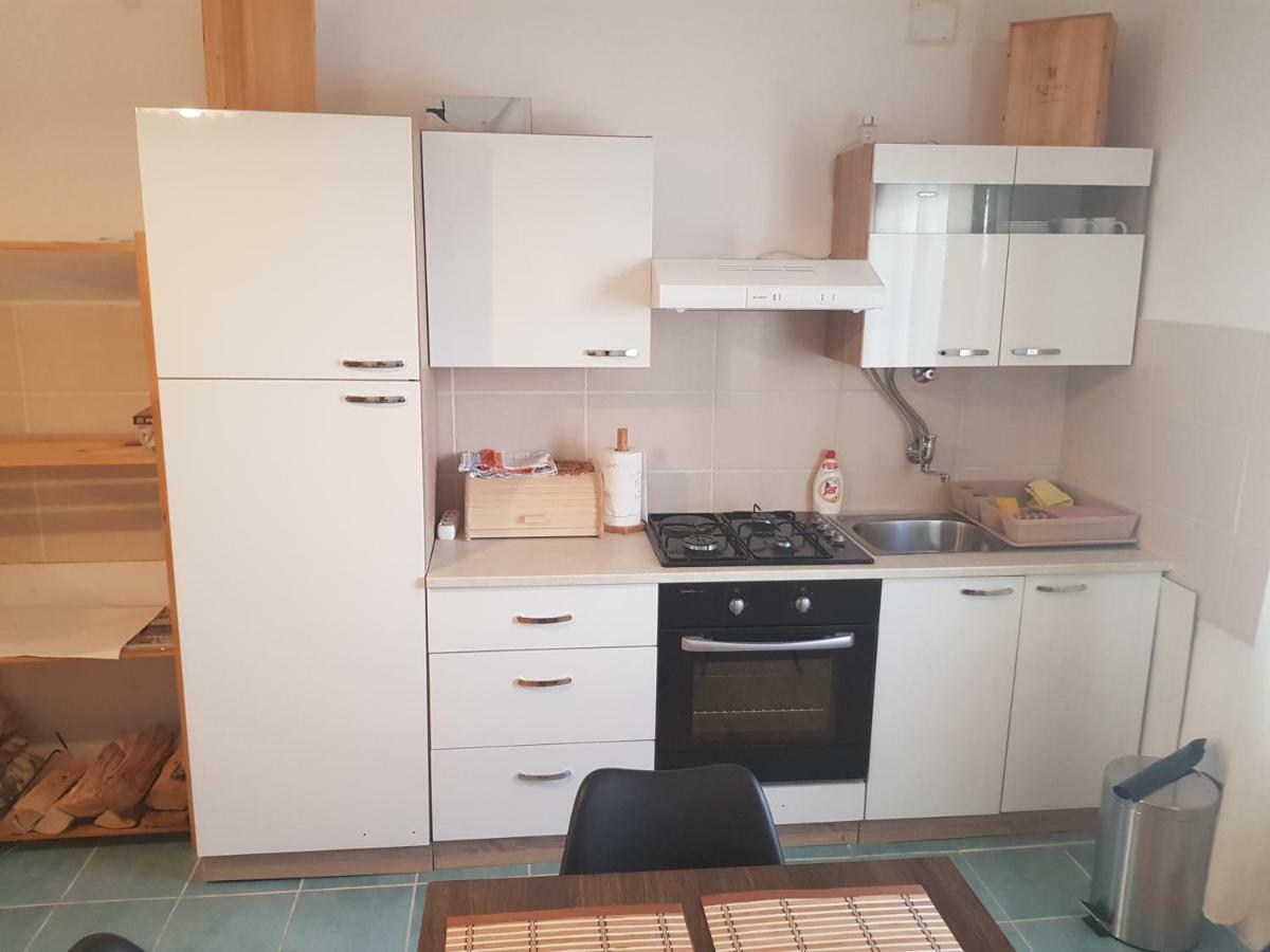 Apartmani Andrej Udbina Eksteriør bilde