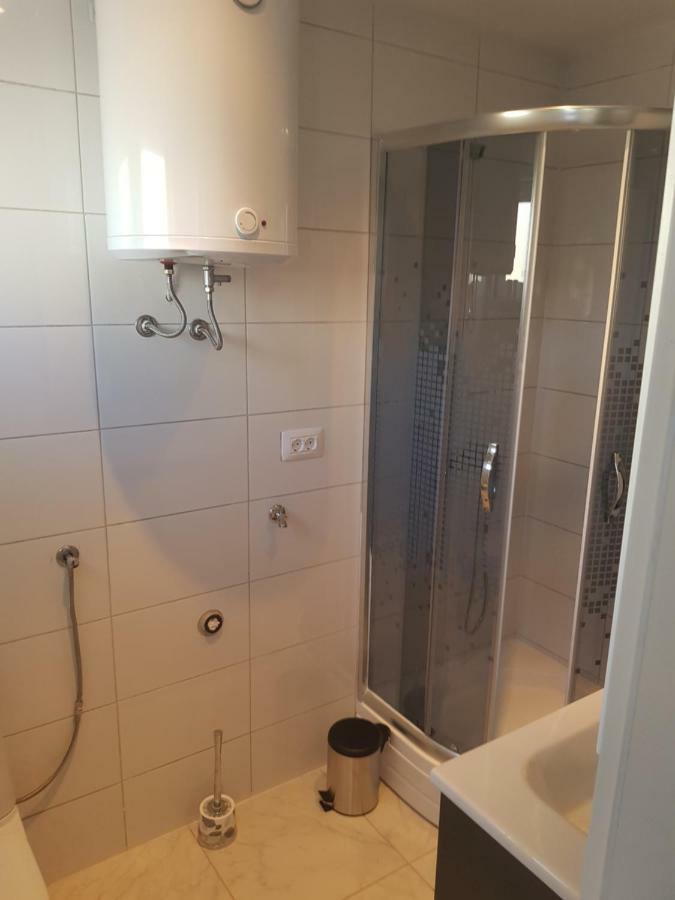 Apartmani Andrej Udbina Eksteriør bilde