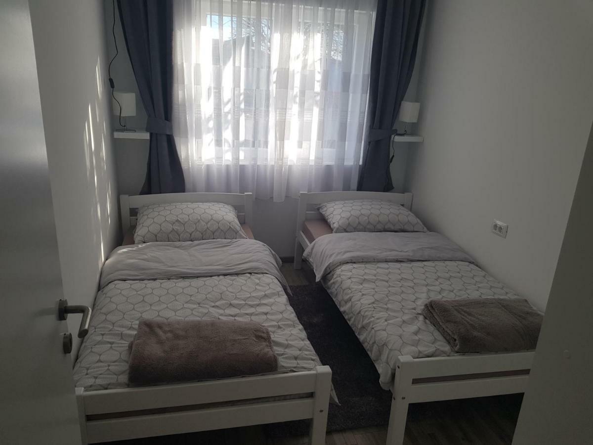 Apartmani Andrej Udbina Eksteriør bilde