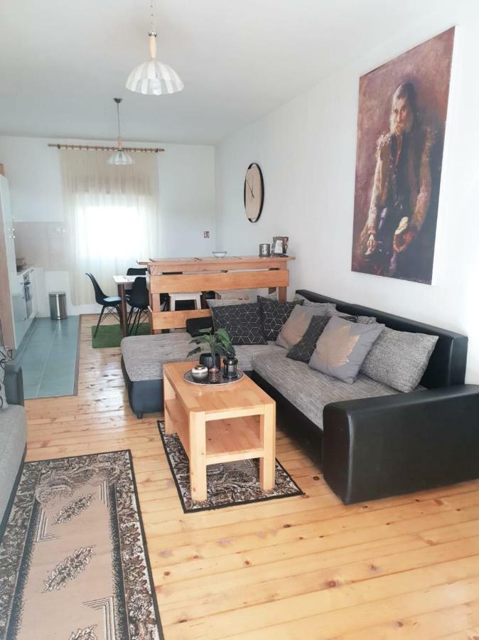 Apartmani Andrej Udbina Eksteriør bilde