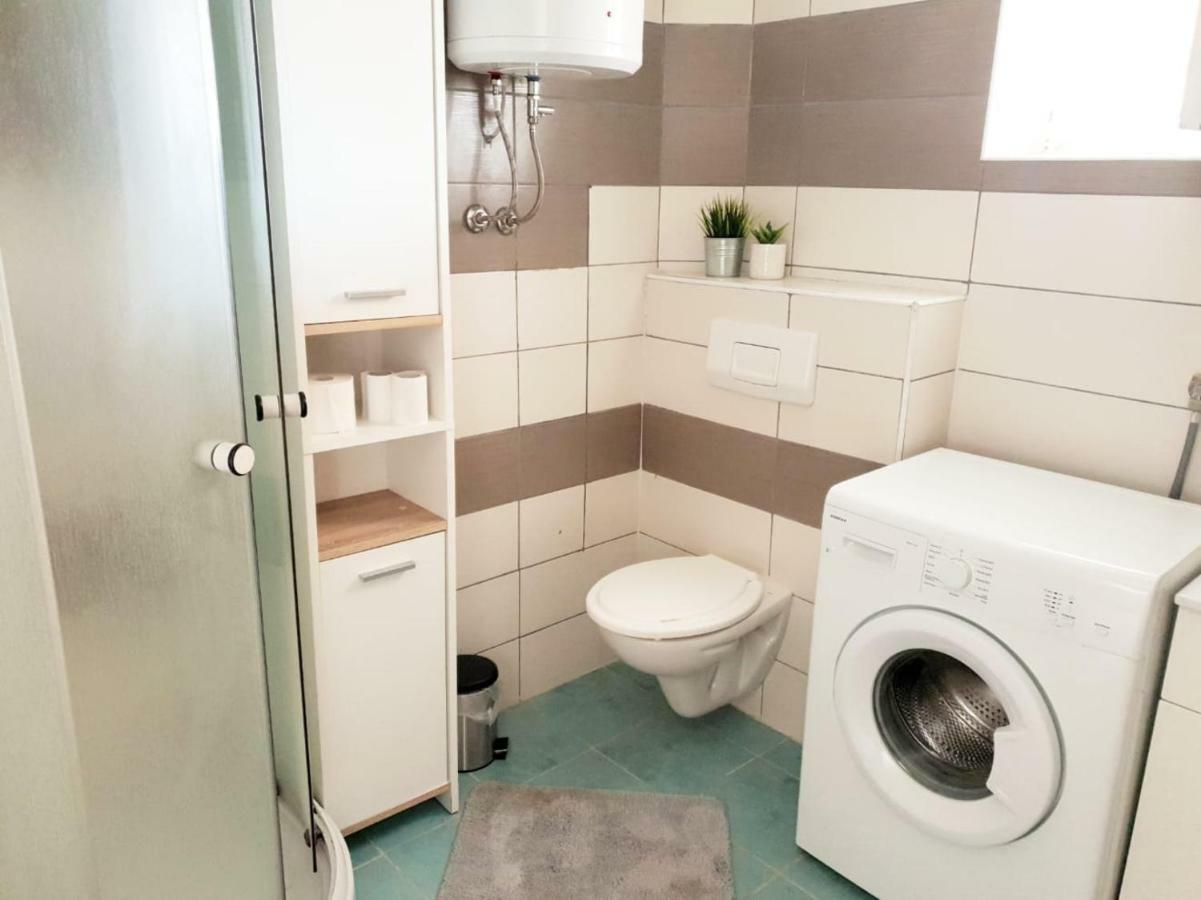 Apartmani Andrej Udbina Eksteriør bilde
