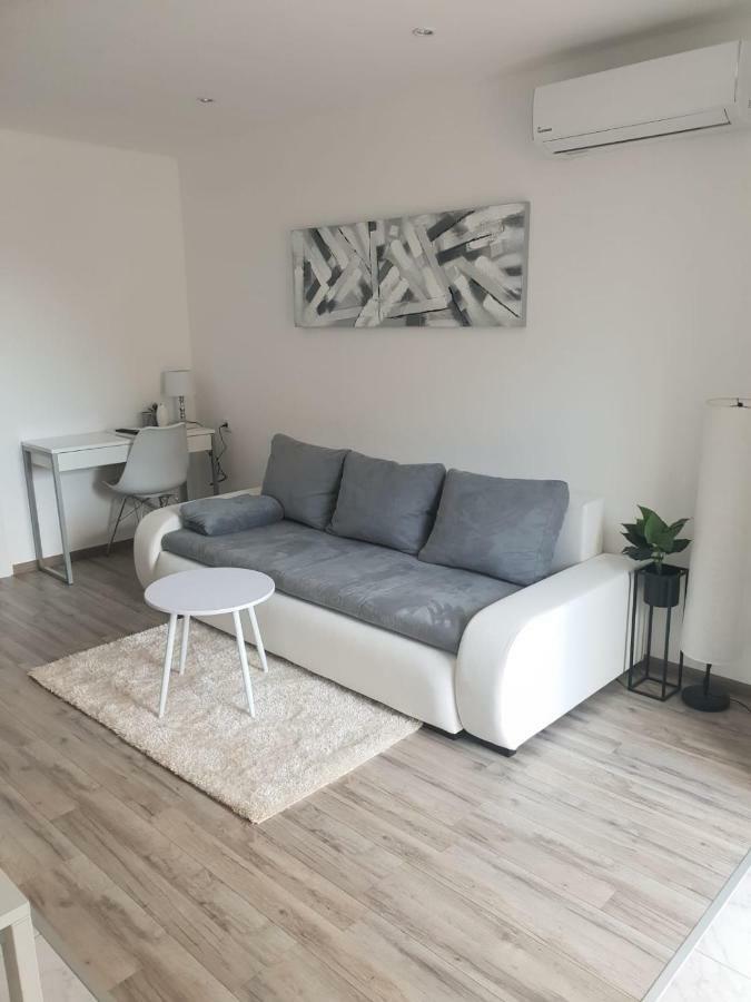 Apartmani Andrej Udbina Eksteriør bilde